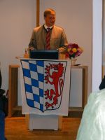 04 bezirkstagspraesident dr olaf heinrich ist gastgeber